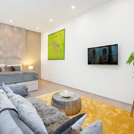 Cozy Einstein דירה